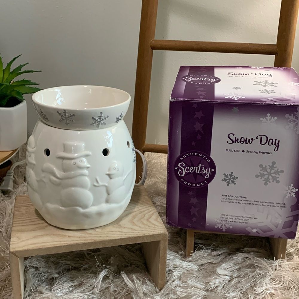 Scentsy 2010 Snow‎ Day Wax Warmer Full Size Snowman Scene